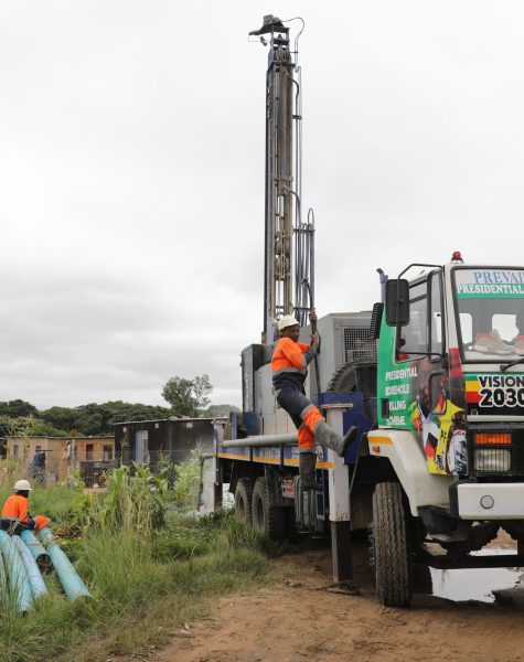 Presidential Borehole Contractors drilling borehole in Ward 28 Glennorah under the Presidential Borehole Drilling Programme as the Government moves to curb water challenges in Harare yesteday. (Picture Memory Mangombe)